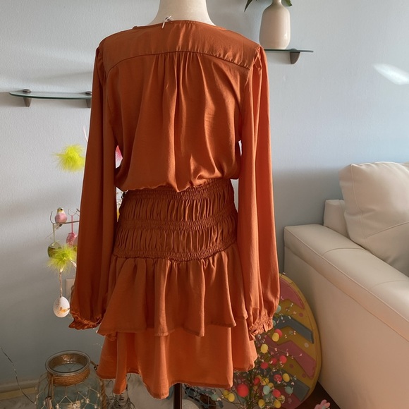 V-NECK SMOCKED TIERED MINI DRESS Rosewood colour long sleeve - Picture 10 of 13